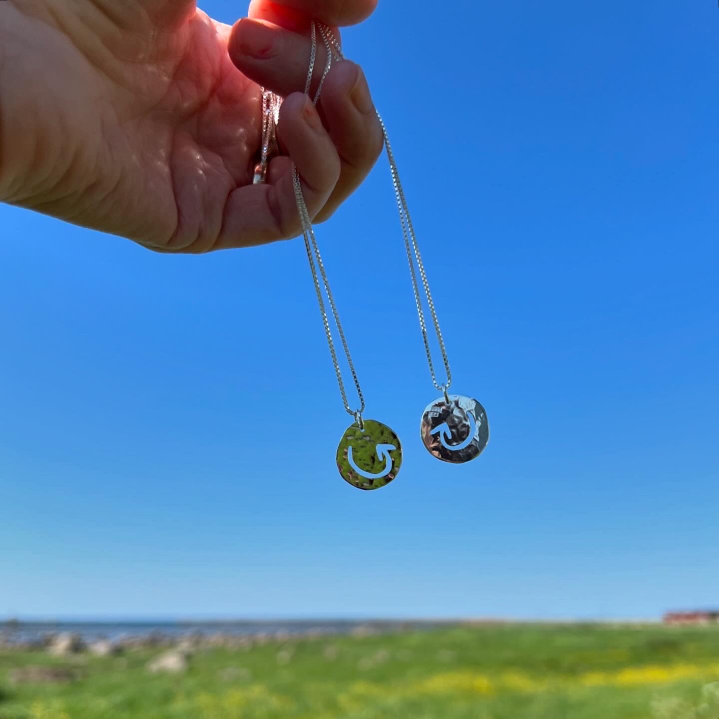 Halsband till två barnbarn 